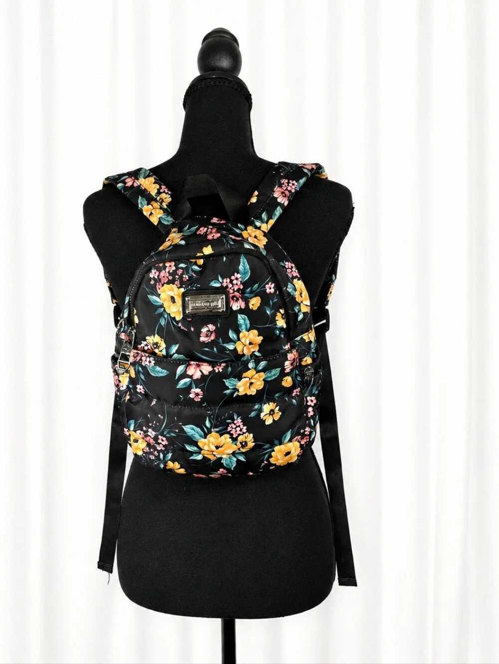 👜 🎒 Madden Girl Black Floral Backpack Multicolor Flowers Adjustable Straps
